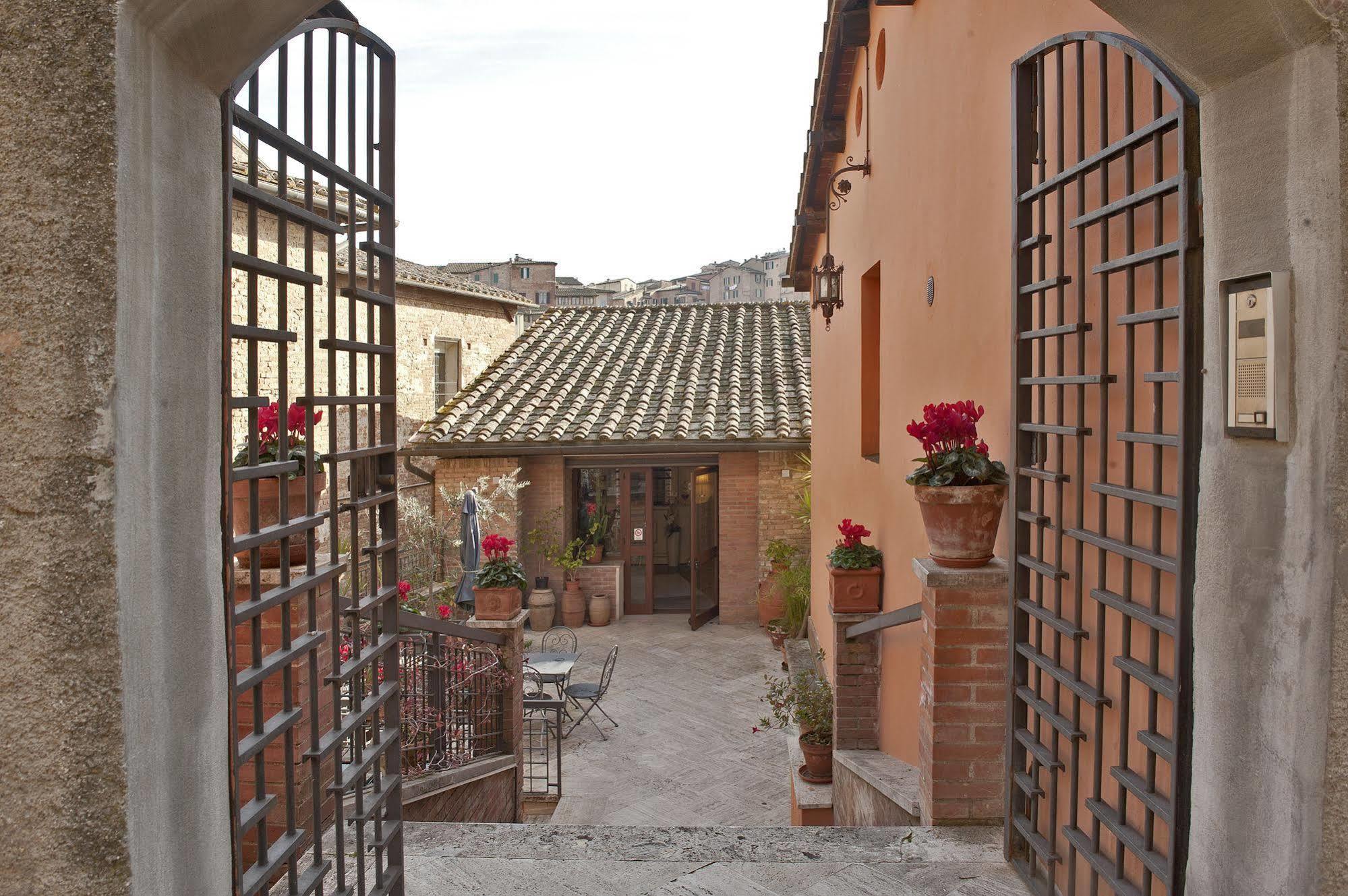 Hotel Alma Domus Siena Esterno foto